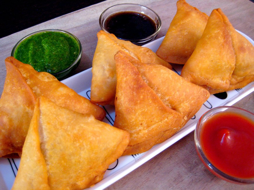 Samosa with chutney